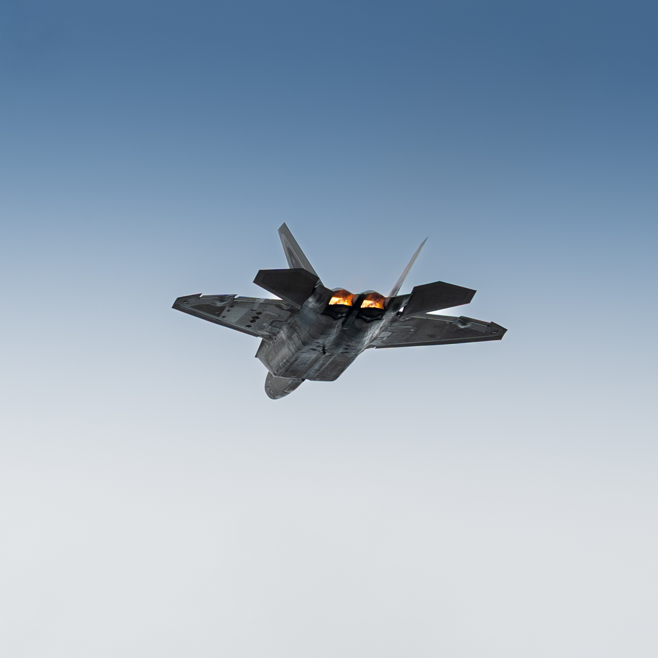 F-22 Raptor banking at the Sun n Fun air show